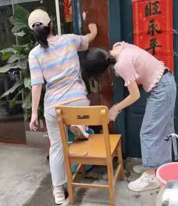 志愿者正在擦除小广告 志愿者正在擦除小广告