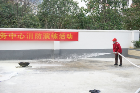 食堂员工练习用水扑灭大火 食堂员工练习用水扑灭大火