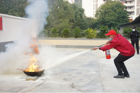 食堂员工练习使用灭火器 食堂员工练习使用灭火器