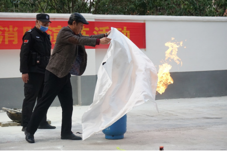 示范如何用阻燃布扑灭液化气罐 示范如何用阻燃布扑灭液化气罐