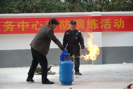 示范如何关掉着火的液化气罐 示范如何关掉着火的液化气罐