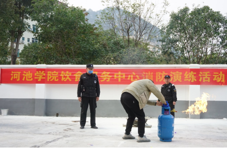 外包窗口员工练习关掉液化气罐 外包窗口员工练习关掉液化气罐