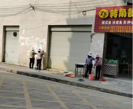 一线员工清理垃圾 一线员工清理垃圾