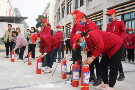 学习打开灭火器栓塞 学习打开灭火器栓塞
